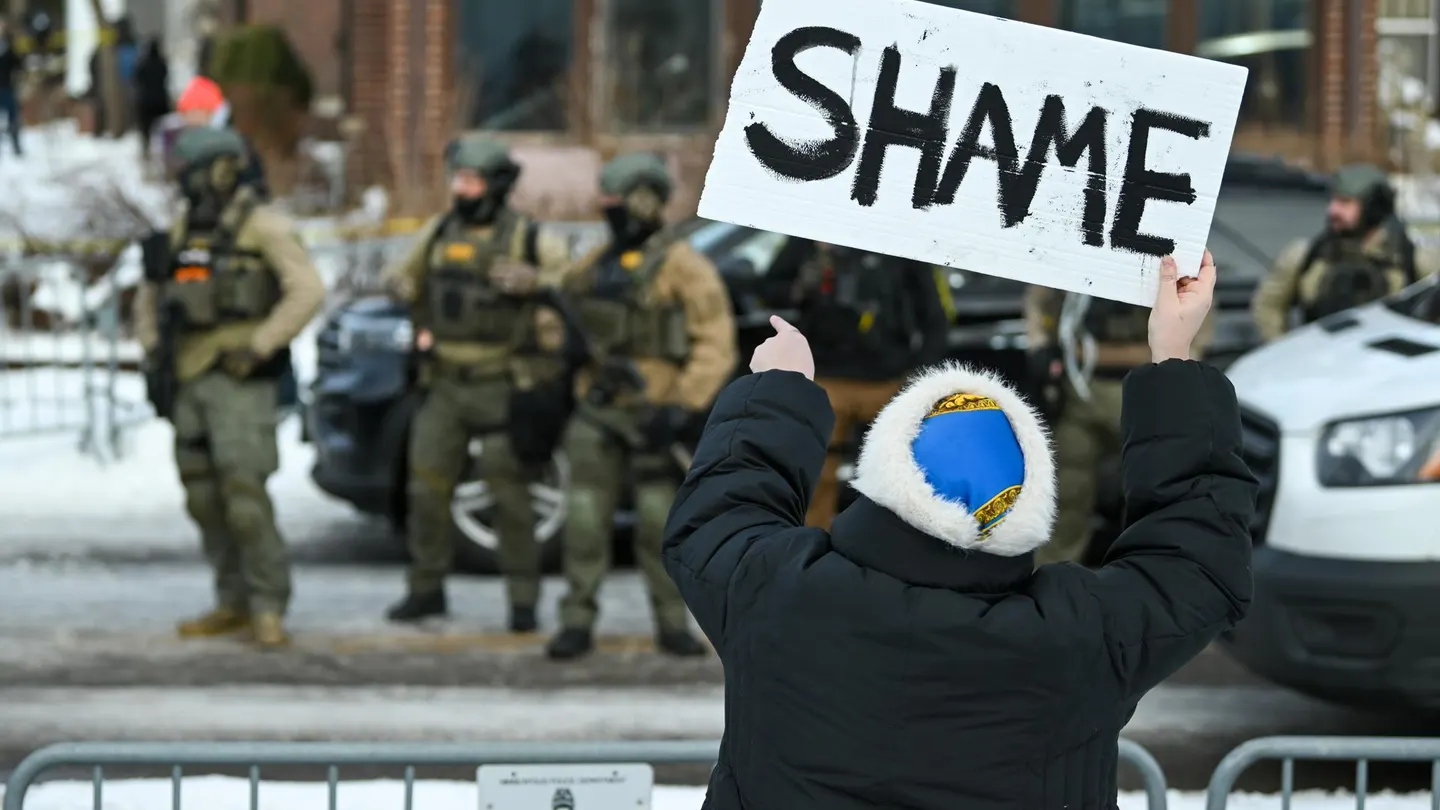 Agentes de la Policía de Minneapolis en la escena donde una mujer fue disparada y asesinada por un agente de Inmigración y Aduanas (ICE) en Minneapolis, Minnesota, EEUU. Agentes de la Policía de Minneapolis en la escena donde una mujer fue disparada y asesinada por un agente de Inmigración y Aduanas (ICE) en Minneapolis, Minnesota, EEUU.