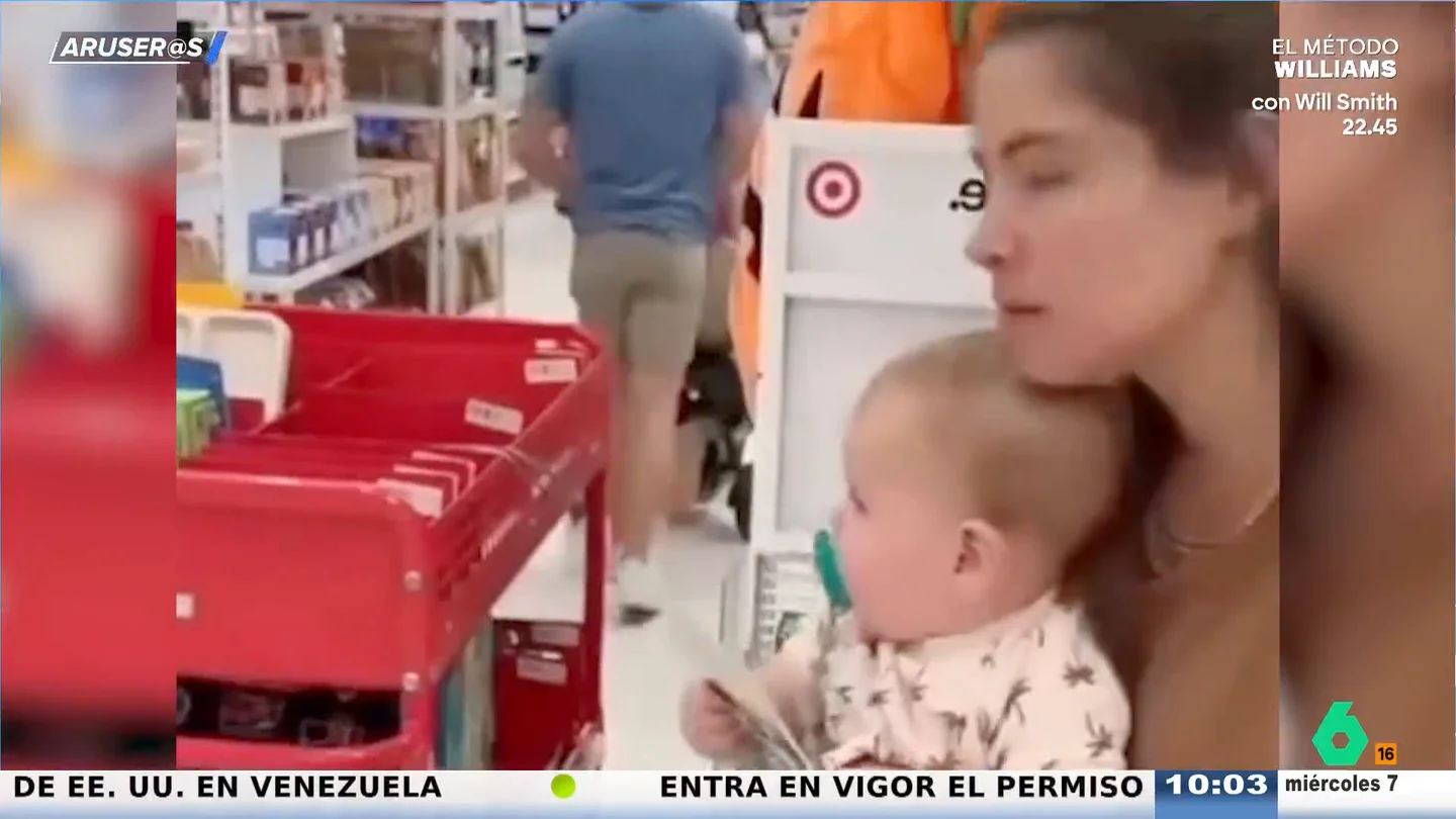 El "cambiazo" de un bebé por una calabaza pone a prueba la atención de un padre en un supermercado El "cambiazo" de un bebé por una calabaza pone a prueba la atención de un padre en un supermercado