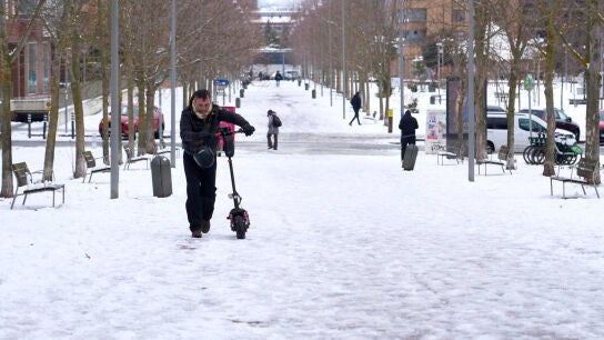 Imagen de archivo de un hombre caminando sobre la nieve en Vitoria