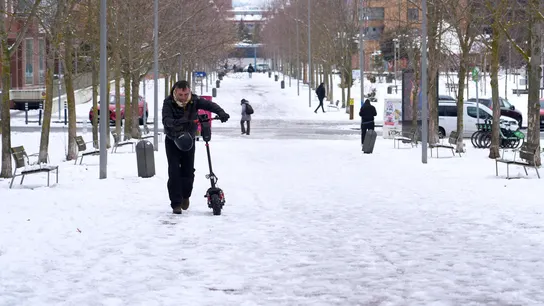 Imagen de archivo de un hombre caminando sobre la nieve en Vitoria Imagen de archivo de un hombre caminando sobre la nieve en Vitoria