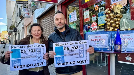 Los loteros de Almendralejo (Badajoz) muestran el primer premio del Sorteo del Niño de 2026, vendido en su establecimiento. Los loteros de Almendralejo (Badajoz) muestran el primer premio del Sorteo del Niño de 2026, vendido en su establecimiento.