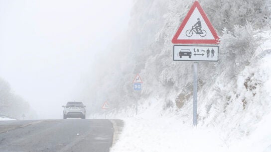 Nieve en la carretera LU 633 en el Alto do Poio en Lugo