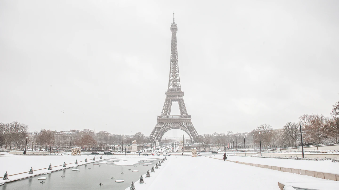 La Torre Eiffel cubierta de nieve por el temporal La Torre Eiffel cubierta de nieve por el temporal
