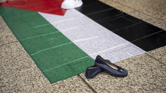 Imagen de archivo. Un par de zapatos durante un homenaje a los fallecidos en la guerra en Gaza. Imagen de archivo. Un par de zapatos durante un homenaje a los fallecidos en la guerra en Gaza.