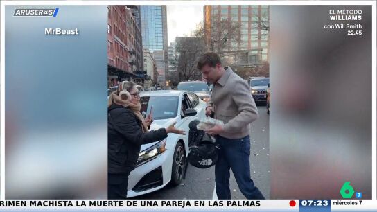 Alfonso Ar&uacute;s, tras ver que MrBeast colapsa Nueva York regalando dinero en plena carretera: "&iquest;Es broma?"