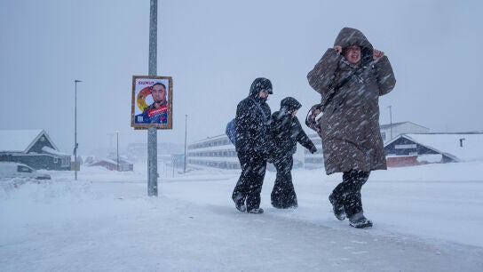 Habitantes de Groenlandia caminan bajo la nieve en una imagen de archivo