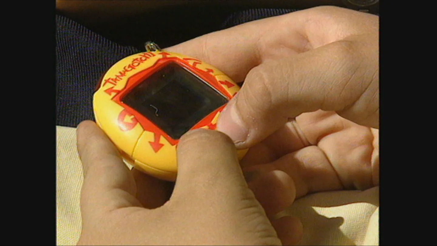 Imagen de un Tamagotchi usado por un niño Imagen de un Tamagotchi usado por un niño