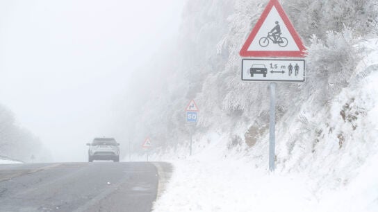 Nieve en la carretera LU 633 en el Alto do Poio en Lugo este martes.