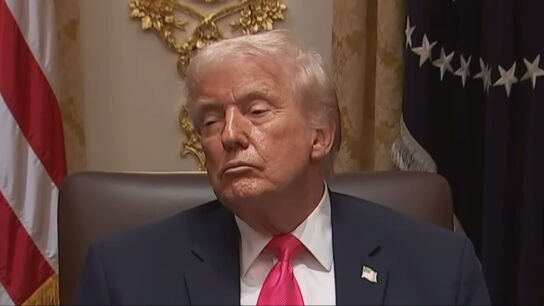 El presidente de los Estados Unidos, Donald Trump, qued&aacute;ndose dormido en una rueda de prensa