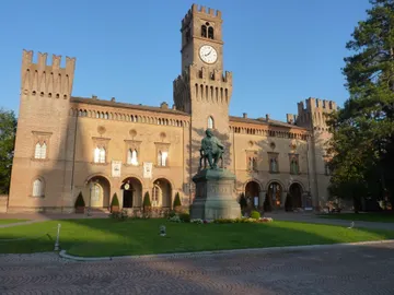 Plaza de Verdi en Busseto, con su estatua Plaza de Verdi en Busseto, con su estatua