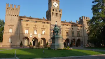 Plaza de Verdi en Busseto, con su estatua Plaza de Verdi en Busseto, con su estatua