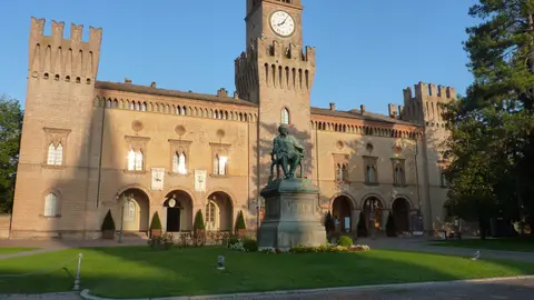 Plaza de Verdi en Busseto, con su estatua Plaza de Verdi en Busseto, con su estatua