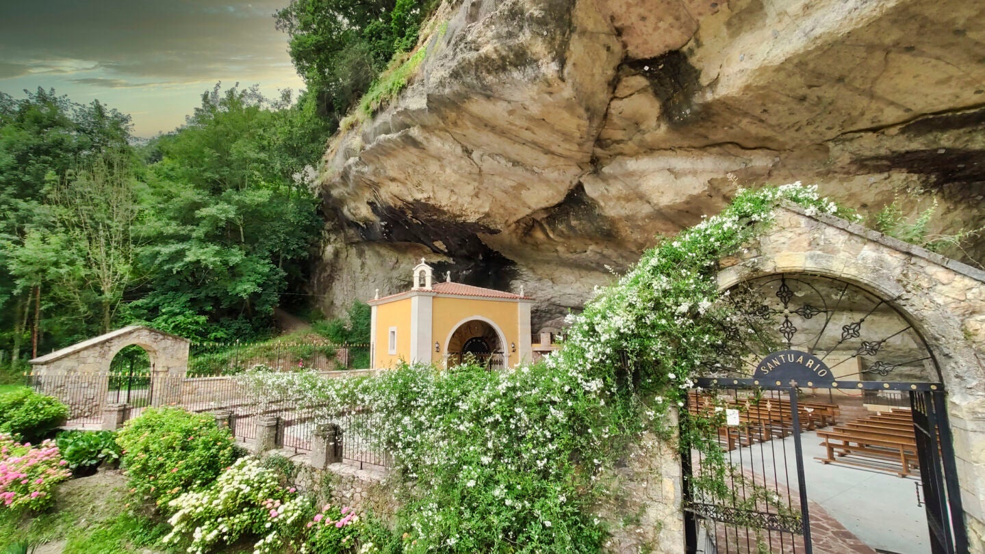 Santuario de la Virgen de la Cueva, en Asturias