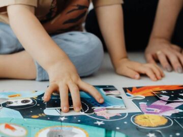 Un ni&ntilde;o haciendo un puzle