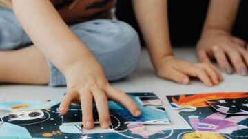 Un ni&ntilde;o haciendo un puzle