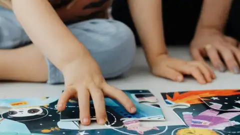 Un niño haciendo un puzle Un niño haciendo un puzle