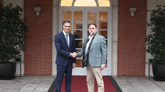 El presidente del Gobierno, Pedro Sánchez, recibe al presidente de ERC, Oriol Junqueras, en el Palacio de la Moncloa El presidente del Gobierno, Pedro Sánchez, recibe al presidente de ERC, Oriol Junqueras, en el Palacio de la Moncloa
