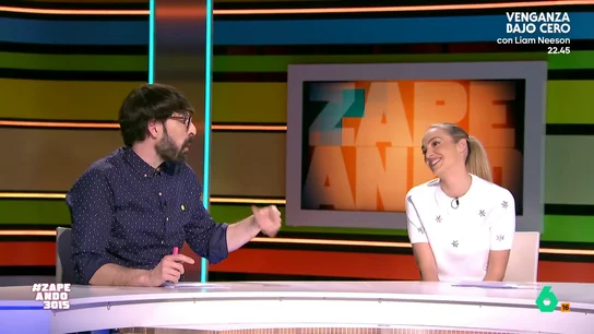 Quique Peinado confiesa el problema de Isabel Forner, en vídeo: "Sigue sintiendo que lo tiene..." La zapeadora ha pedido a todo el equipo del programa que miren si tiene algo en su nariz y su compañero no duda en contarlo frente a la cámara. Descubre, en el vídeo principal, cómo ha acabado este divertido momento.