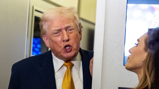 El presidente de Estados Unidos, Donald Trump, habla con los medios de comunicaci&oacute;n a bordo del Air Force One