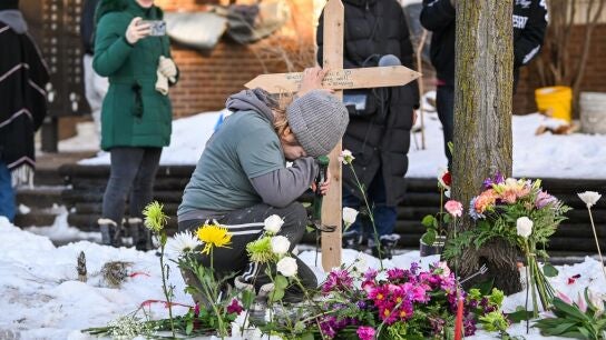 Una mujer llora ante el monumento improvisado en el lugar en el que Renee Nicole Good fue asesinada a tiros por el ICE.