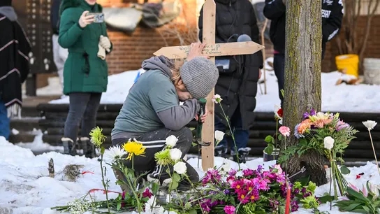 Una mujer llora ante el monumento improvisado en el lugar en el que Renee Nicole Good fue asesinada a tiros por el ICE. Una mujer llora ante el monumento improvisado en el lugar en el que Renee Nicole Good fue asesinada a tiros por el ICE.