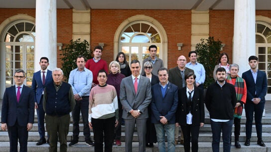 El presidente, Pedro S&aacute;nchez, y el ministro de Justicia, F&eacute;lix Bola&ntilde;os, posan junto a los reprensentantes de las v&iacute;ctimas de abusos en la iglesia en La Moncloa