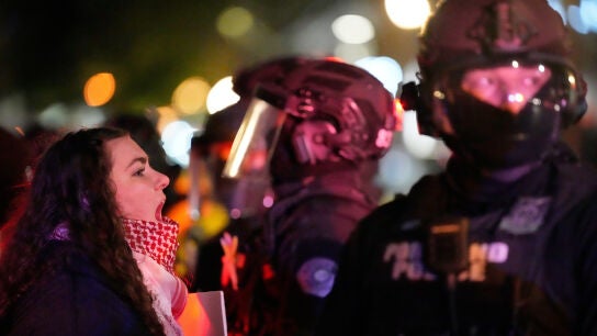 Una manifestante protesta delante de agentes federales desplegados en Portland (EEUU)