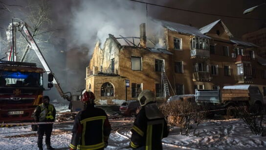 Rescatistas ucranianos trabajan en el lugar de un ataque ruso contra un edificio residencial en Kyiv, Ucrania