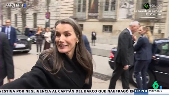 El v&iacute;deo de la reina Letizia salt&aacute;ndose el protocolo para saludar a varios ciudadanos en la calle