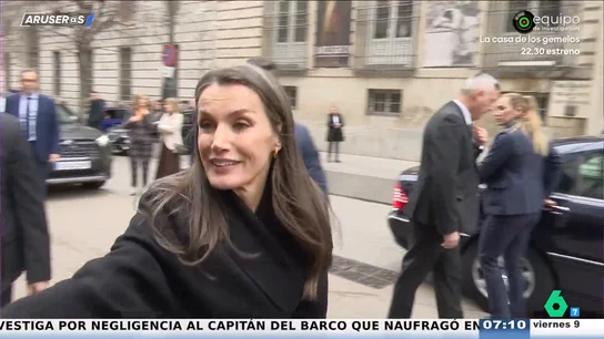El vídeo de la reina Letizia saltándose el protocolo para saludar a varios ciudadanos en la calle El vídeo de la reina Letizia saltándose el protocolo para saludar a varios ciudadanos en la calle