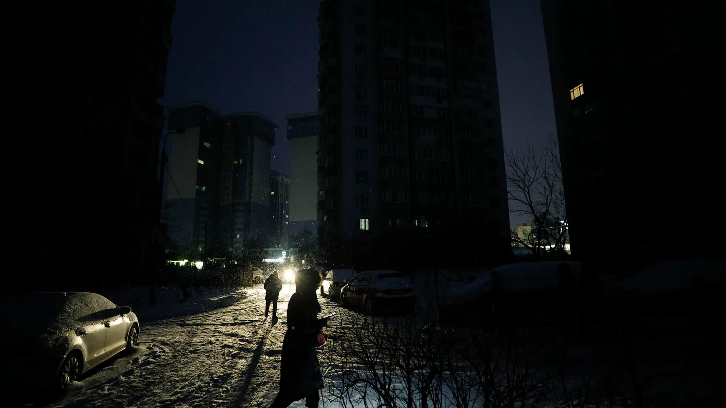 Una mujer camina en la oscuridad por los cortes de electricidad tras los ataques rusos contra la infraestructura energética en Kyiv. Una mujer camina en la oscuridad por los cortes de electricidad tras los ataques rusos contra la infraestructura energética en Kyiv.