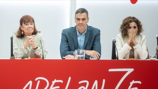 De izquierda a derecha: Cristina Narbona, Pedro S&aacute;nchez y Mar&iacute;a Jes&uacute;s Montero