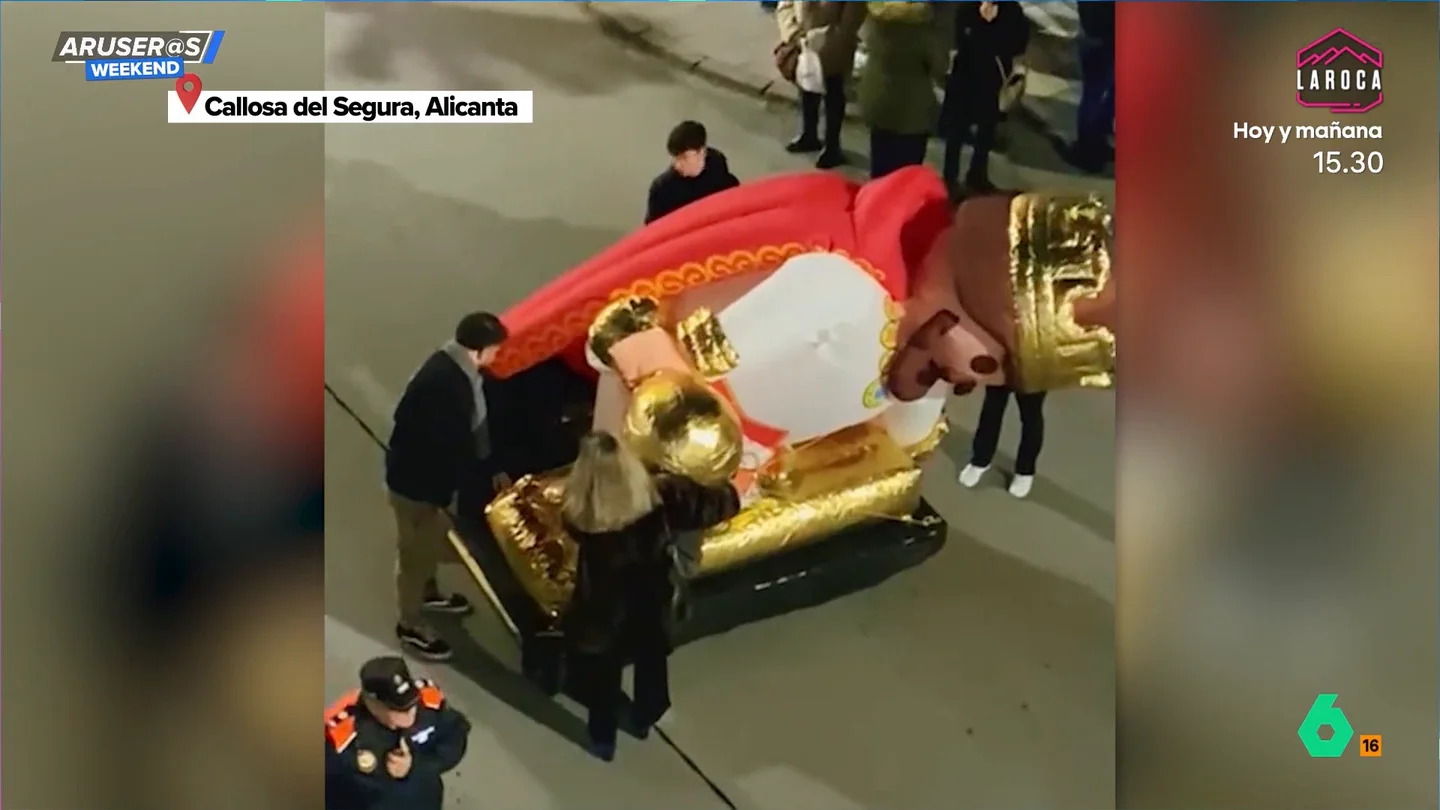 De los camellos desinflados al rey Baltasar mellado: el vídeo de los mejores (peores) momentos de las Cabalgatas de Reyes Magos 2026 De los camellos desinflados al rey Baltasar mellado: el vídeo de los mejores (peores) momentos de las Cabalgatas de Reyes Magos 2026