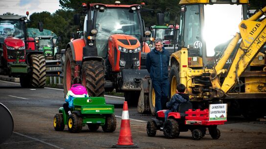 Agricultores y ganaderos cortan la AP-7 con tractores en Pont&oacute;s, Girona.