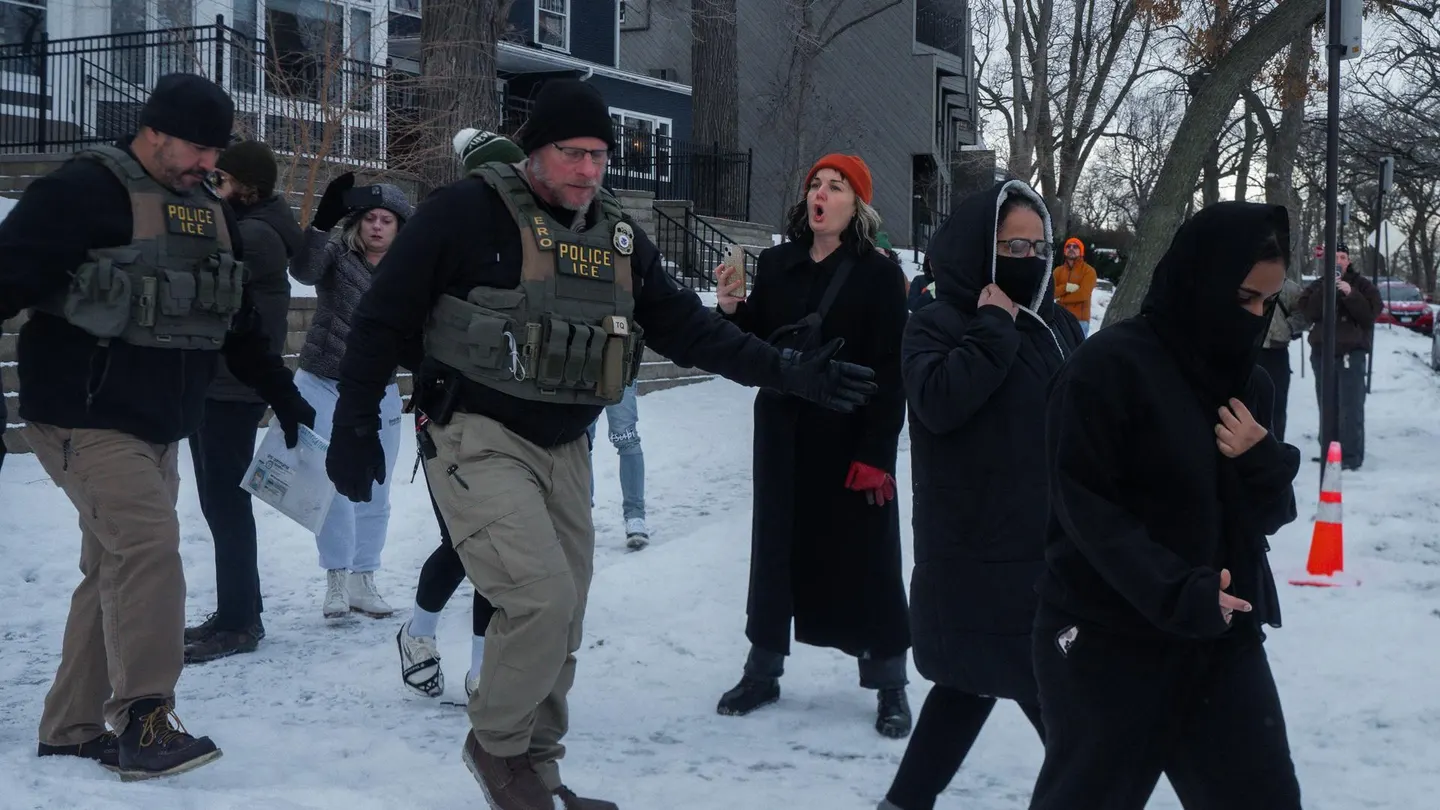 Una familia es detenida por agentes federales en Minneapolis Una familia es detenida por agentes federales en Minneapolis