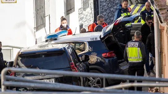 La Policía, presente en el domicilio donde se ha atrincherado una persona en Camas (Sevilla) La Policía, presente en el domicilio donde se ha atrincherado una persona en Camas (Sevilla)