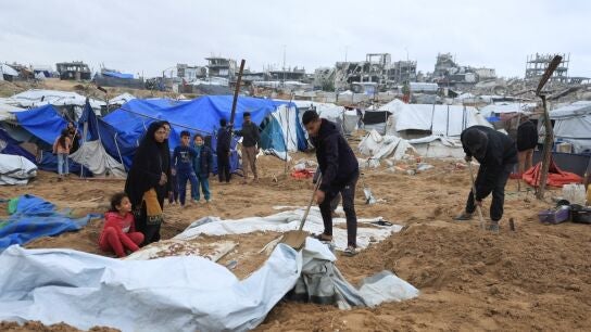 Los palestinos, tras un ataque de Israel en Gaza