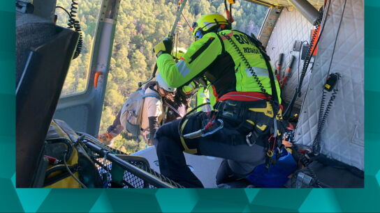 Mujer atrapada en una tirolina.