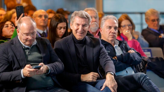 Alberto N&uacute;&ntilde;ez Feij&oacute;o, con Miguel Tellado y El&iacute;as Bendodo