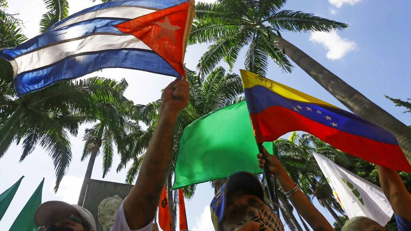 Las banderas de Venezuela y Cuba Las banderas de Venezuela y Cuba