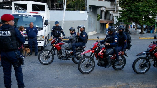 Familiares de presos a las afueras del Helicoide. 