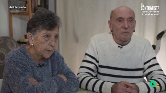 Andrea Ropero habla con Pepita y Vicente, dos jubilados que forman parte de la iniciativa 'Hogares comunes' que ofrece a personas mayores con bajos ingresos la posibilidad de compartir piso pagando un alquiler asequible.