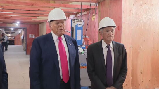 El presidente de EEUU, Donald Trump, y el de la Reserva Federal, Jerome Powell, durante la visita a las obras del edificio de la entidad fiscal