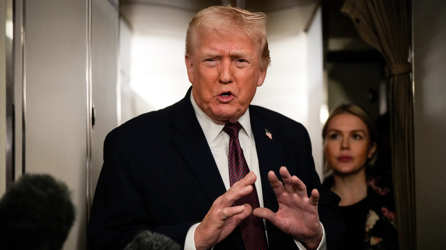 Donald Trump atiende a los periodistas a bordo del Air Force One Donald Trump atiende a los periodistas a bordo del Air Force One