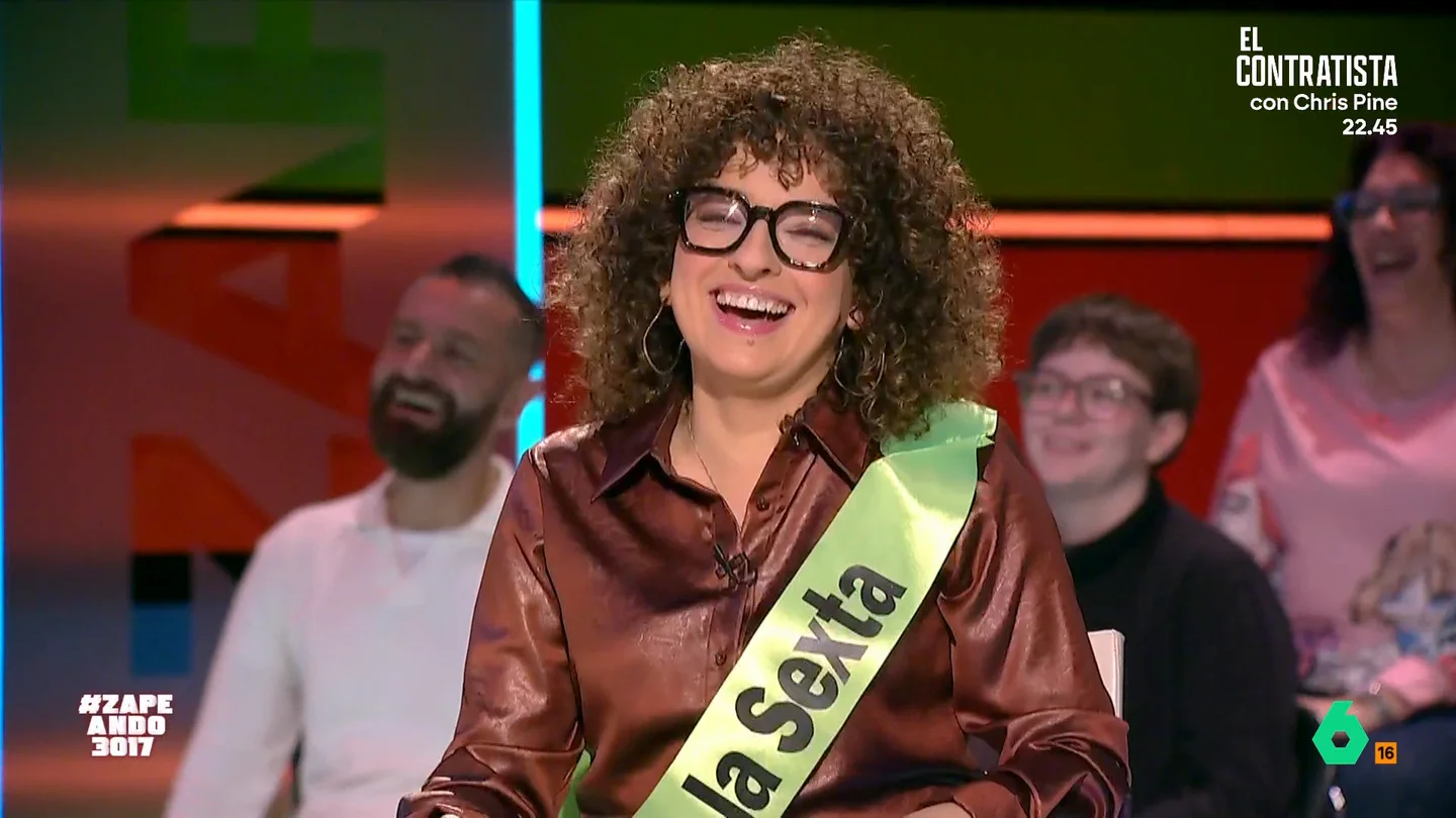 Virginia Riezu se estrena en Zapeando metiéndose con Dani Mateo: "Noto cierta envidia, cepillo de barrer" La cómica se une al equipo de zapeadores este lunes. Riezu ha confesado que llega al programa "entregada" y que, además, está "muy entusiasmada" por poder reencontrarse con antiguos amigos y contar con nuevos compañeros.