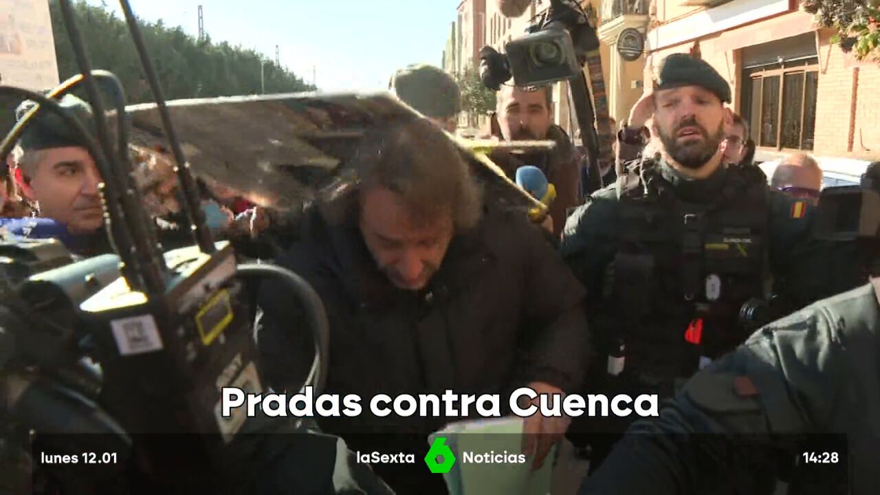Las víctimas de la DANA golpean con una pancarta al jefe de gabinete de Mazón a su salida del juzgado