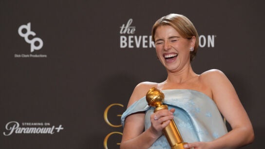 Jessie Buckley sonr&iacute;e mientras posa con su Globo de Oro por su papel en Hamnet