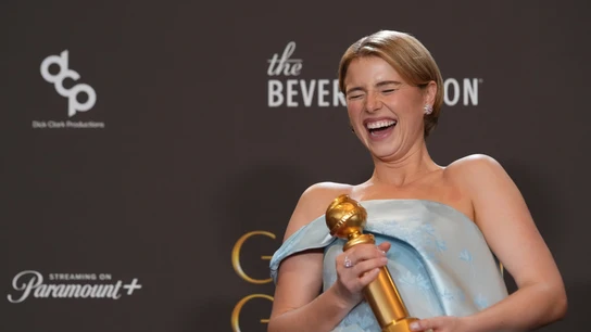 Jessie Buckley sonríe mientras posa con su Globo de Oro por su papel en Hamnet Jessie Buckley sonríe mientras posa con su Globo de Oro por su papel en Hamnet