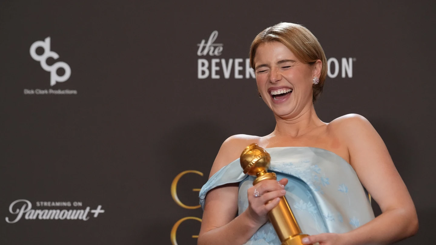 Jessie Buckley sonríe mientras posa con su Globo de Oro por su papel en Hamnet Jessie Buckley sonríe mientras posa con su Globo de Oro por su papel en Hamnet