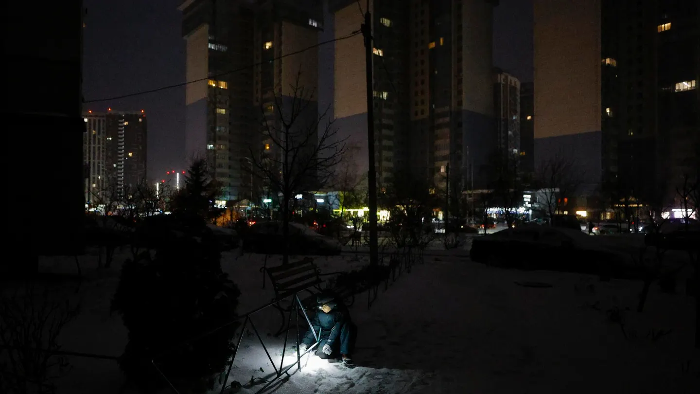 Un niño en la nieva en medio de la oscuridad por los cortes de electricidad en Kyiv. Un niño en la nieva en medio de la oscuridad por los cortes de electricidad en Kyiv.